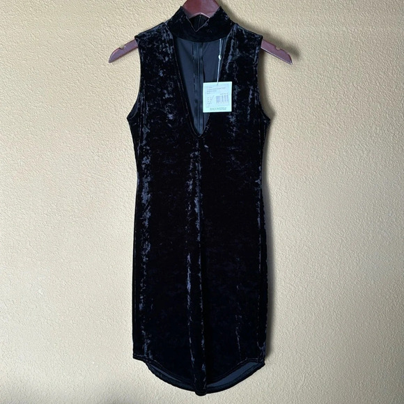 Missguided Dresses & Skirts - MISSGUIDED Crushed Velvet Choker Detail Bodycon Dress Black. M